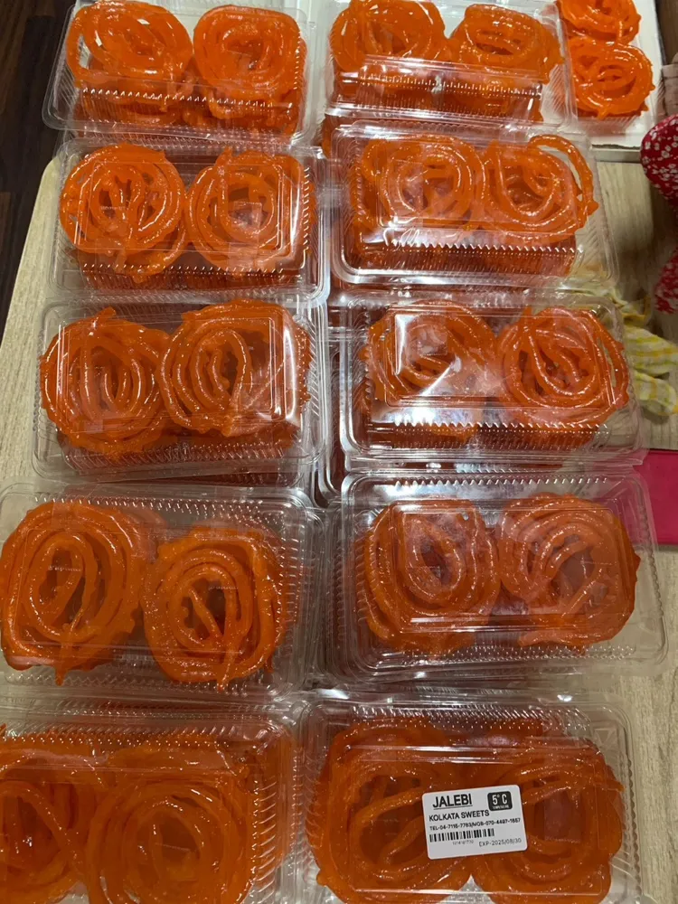 ケースに並んだ鮮やかなオレンジ色のジャレビ