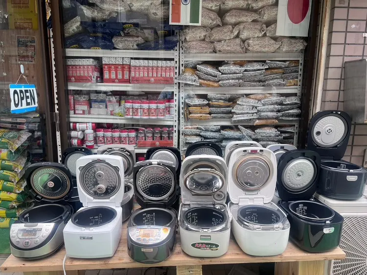 店頭に並ぶ炊飯器と、インドと日本の旗